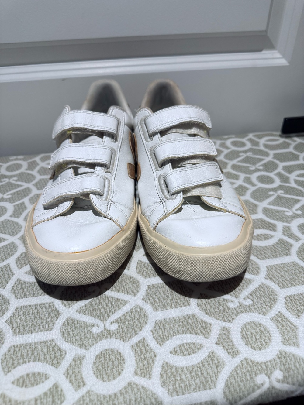Veja Recife Logo Leather Sneaker. Size 9 - Picture 2 of 14